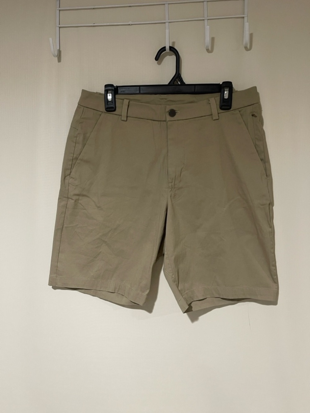 NWOT lululemon athletica Men's Flat-Front Chino Shorts in Khaki Size 31